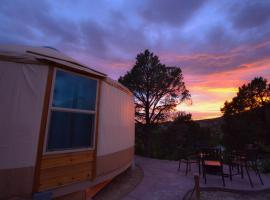 Yurt Overlook #09 with AC and Private Bath 2 Kings, hotel in Orderville