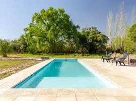 Cabaña entre Viñedos con Vista Panorámica y Piscina