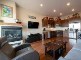 Fully Equipped 2BR Condo with Private Hot Tub & Views - Newpark Terrace 57