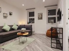 Abbey Corner By Nivaas 4-Located in the heart of the city centre-5 minute walk to train station-20 minutes to London via train