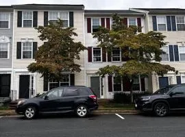 7 minutes to IAD upstairs room in DC Metro area Middle size room
