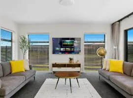 Taupo New Retreat - Stylish, Convenient and Gully track to the lake