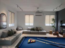 Tints of Green Pool Bungalow-6 Bedroom-Karaoke-BBQ, hotel di Sultan Azlan Shah Airport