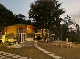 Saraiville- A Boutique Riverside Resort, пляжний готель у місті Деградун