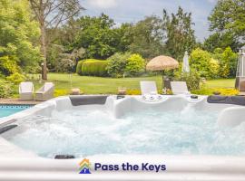 Detached countryside family home, set in extensive private gardens, with a hot tub - Pass the Keys, khách sạn ở Twyford