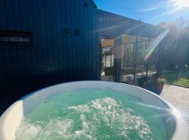 Lake House, hotel with hot tubs in Telšiai