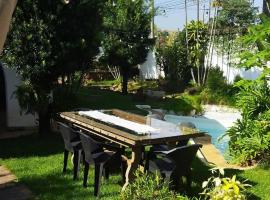 Casa Colonial com Suítes e Quartos Privativos - Hospedagem Residencial, δωμάτιο σε οικογενειακή κατοικία σε Rio Claro