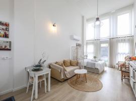 Fancy Studio with Terrace & Pool - Madrid South，位于Villaverde的酒店