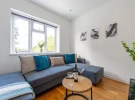 Ealing 3 Bath Flat with Parking 10 mins to Station
