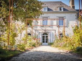 Manoir la grande guerais, hotel con pileta en Beaussais sur Mer