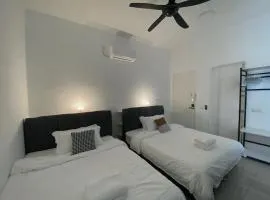 Bukit Indah - Room with Private Bathroom 1-4Pax