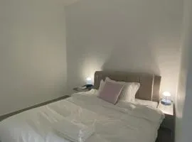 Bukit Indah - Room with Private Bathroom 1-3pax