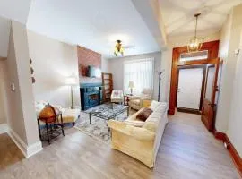 ENTIRE Pittsburgh Home Close To Events - Kid Friendly - Designated Dog & Cat Areas - Private Patio - Free Parking - Fireplace