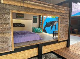 Fare BAMBOO avec PALAPA et piscine partagée, spa hotel in Moorea