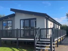 Beautiful Lodge With Full Decking Nearby Hunstanton Beach, Sleeps 6 Ref 23182K, hotell sihtkohas Hunstanton