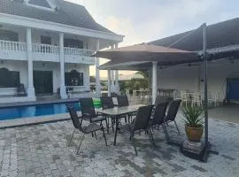 Private TTDI Villa Pool & BBQ, Pingpong table, 6BR, Sleeps 25pax and family friendly