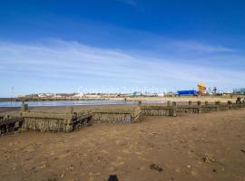 Modern 4 Berth Lodge With Decking At Manor Park In Hunstanton Ref 23024W, lodge in Hunstanton