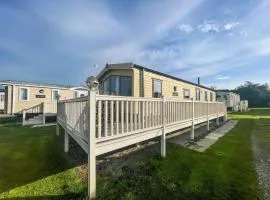 Caravan With Decking Within Walking Distance To Hunstanton Beach Ref 23054S