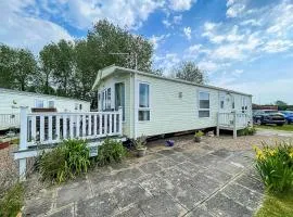 Lovely Caravan With A Lake View At Southview Holiday Park Ref 33043Cl