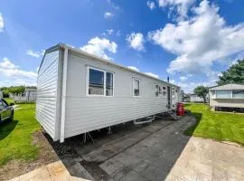 Great Caravan With Central Lounge & Wifi At Broadland Sands, Suffolk Ref 20070Bs