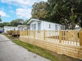 Beautiful Caravan With Decking At Azure Seas In Suffolk, Sleeps 6 Ref 32004Az