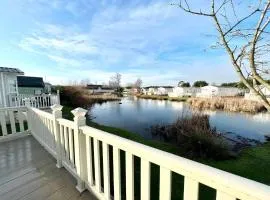 Stunning Caravan With Full Lake View At Southview Holiday Park Ref 33004Ml