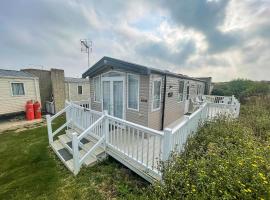 Beautiful Caravan With Decking At Naze Marine Park, Sleeps 8 Ref 17341Br, khách sạn ở Walton-on-the-Naze