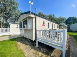 Homely Caravan With Outside Decking Ref 20381Bs, hotel v destinaci Hopton on Sea