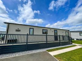 Modern Caravan With Large Decking Area, Ref 60057Ch, hotel i Saxmundham