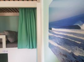 Conde Surf Camp - Capsule Beds MIXED Dorm, hostel in Vila do Conde