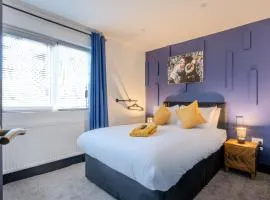 Modern 3BR Home - Private parking - TV in every bedroom