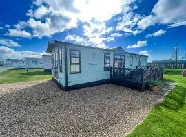 Great 4 Berth Caravan For Hire In Suffolk At North Denes, Ref 40149Nd