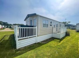 Stunning Caravan With Decking And Free Wi-Fi At Broadland Sands Ref 20074Bs, ξενοδοχείο σε Hopton on Sea