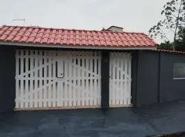Casa na praia com piscina e churrasqueira