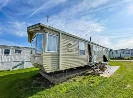 Lovely Caravan By The Beach In Pakefield, Suffolk Ref 68007Cl