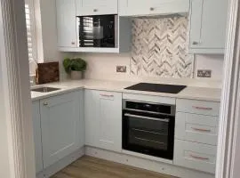 Modern Luxe Maisonette Near Station With Free Parking