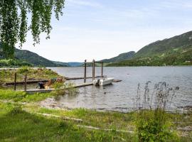 Hytte med fin natur, hotel with hot tubs in Mork