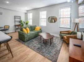 Prime OTR, 1 Block to TQL, Cali King Bed, Sleeps 4ppl, Free Light Rail, Smart TVs