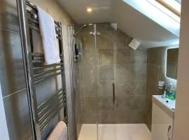 Cardiff Coach House with Hot Tub & Log Fire