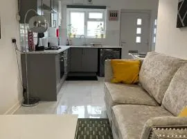 The Holloway Haven - 1 Bedroom Apartment - Private Access & Parking - Prime Location Near Oxford City Centre