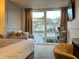 Number 3 Pier Road Suites, Hotel am Strand in Whitby