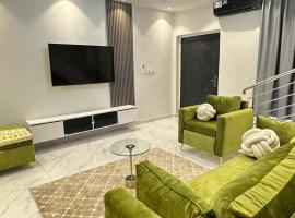 BAAHbie Lux Properties, Hannahs House 2 bed Apartment, hotel u gradu 'Ashalebotwe'