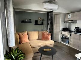 Joli Bungalow 464, 4-6 pers, wifi, terrasse, Camping Siblu Lac des R&ecirc;ves Lattes، بنغل في بيرول