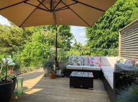Lovely Large Garden Flat 23mins to Central London Four Bedrooms、パーリーのホテル