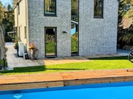 Architektenhaus mit Spielplatz, Sauna & Pool am Wald nahe Hamburg