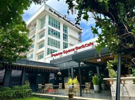 The Bridge Residence Hotel, hotel in Kanchanaburi City