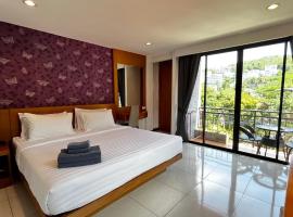 Coco Mountain View Guest House Hotel, hotel u Kata Beachu