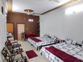 Krishnaalay Guest House, hotel com estacionamento em Ujaim