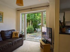 Luxurious & Sunny Garden Flat near Pinner Station, Hotel in Pinner