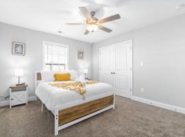 Sapphire Oasis A Luxurious Townhouse Retreat, hotel di Clarksville